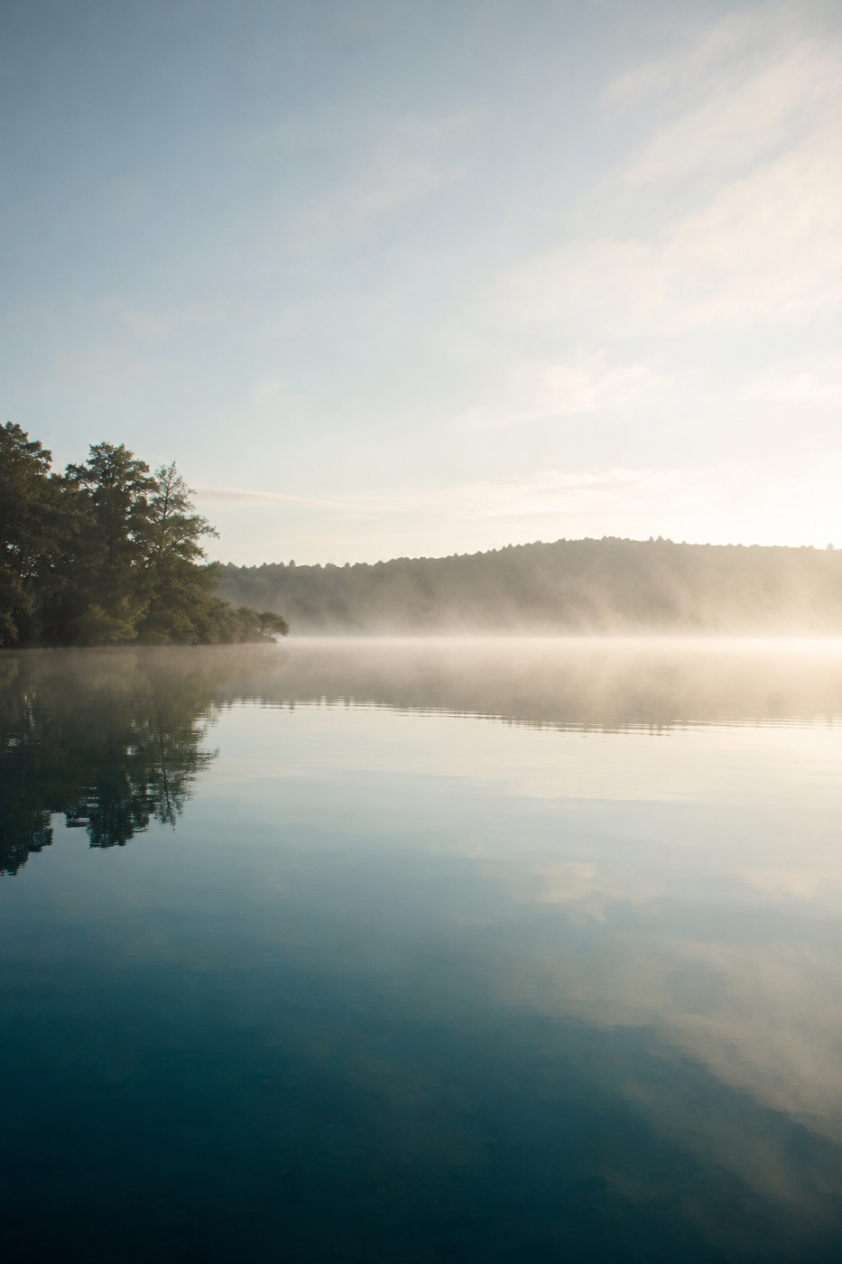 Ruhiger See im Morgenlicht
