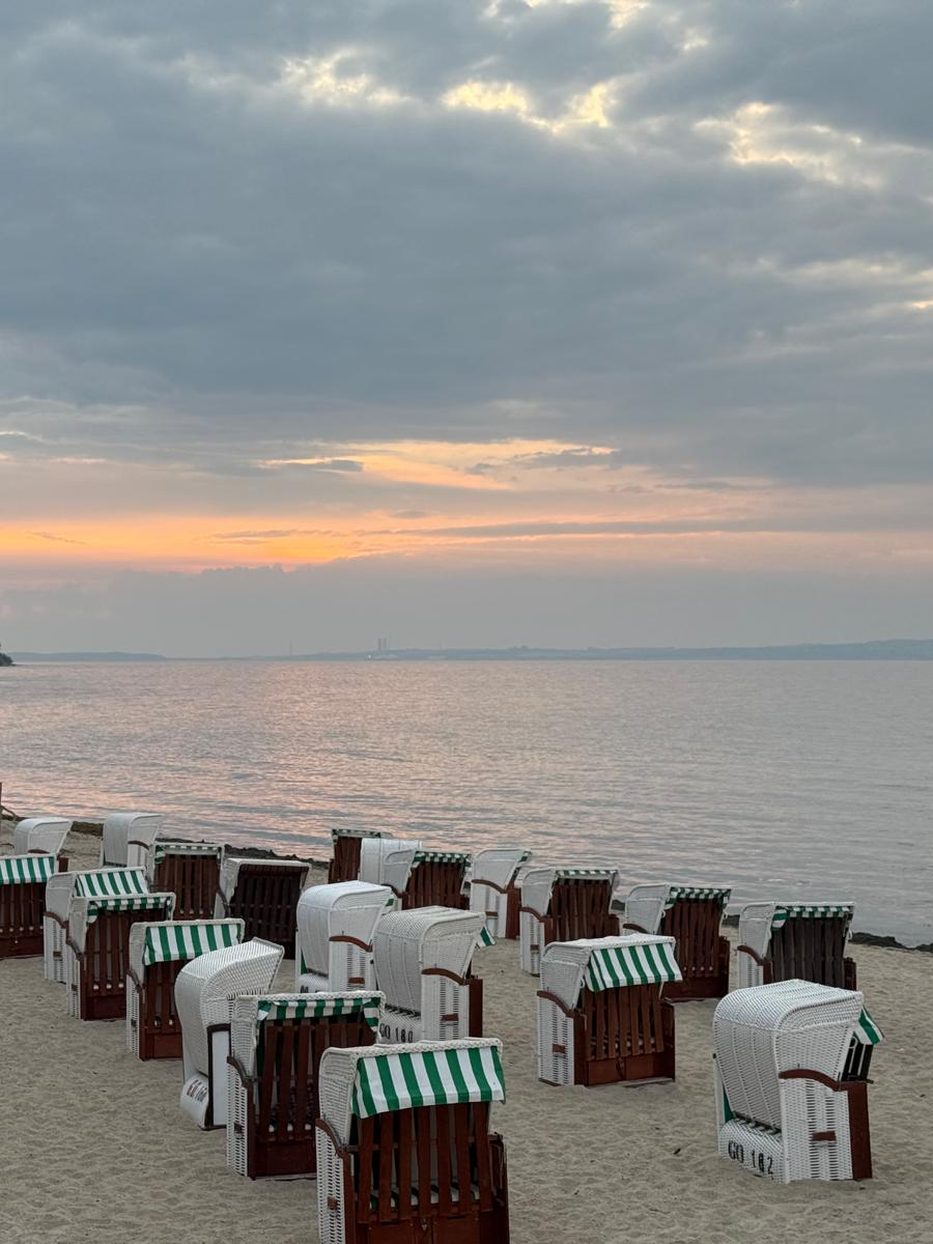 Strandkörbe an der Ostsee im Abendlicht